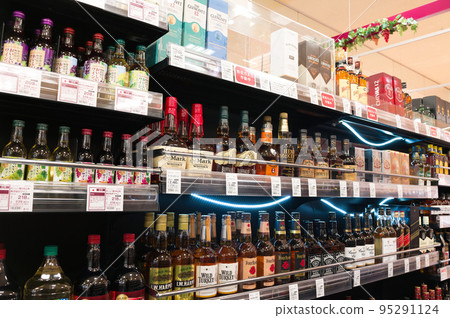 [Osaka Prefecture] Beverage section in a shopping center 95291124