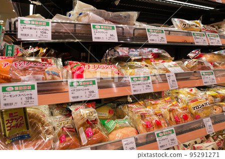 [Osaka Prefecture] Bread section in a shopping center 95291271