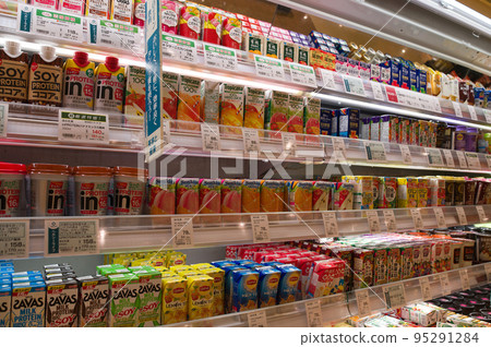 [Osaka Prefecture] Beverage section in a shopping center 95291284