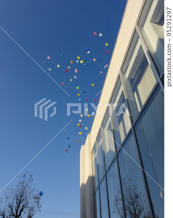 藍天和氣球 95291297