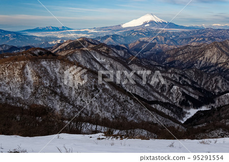 Mt. Fuji and Nabewari mountain ridge in winter seen from Mt. Tonodake in the Tanzawa mountains 95291554