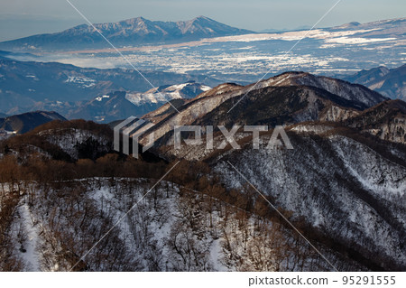 冬天的鍋尻山、從山看到的阿席達卡山和御殿場市 95291555