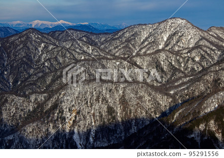 Hinokidomaru and the Southern Alps, Shiramine Sanzan seen from Mt. Tonodake in winter 95291556