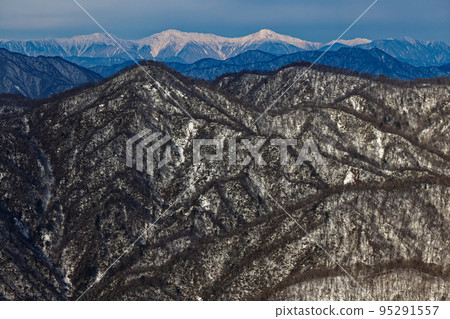 Ishidana mountain ridge and Shiramine Sanzan seen from Mt. Tonodake in the Tanzawa mountains in winter 95291557