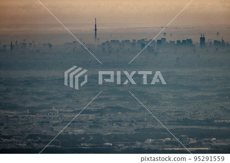 從丹澤山脈和遠嶽山看到的清晨市中心建築和東京晴空塔 95291559