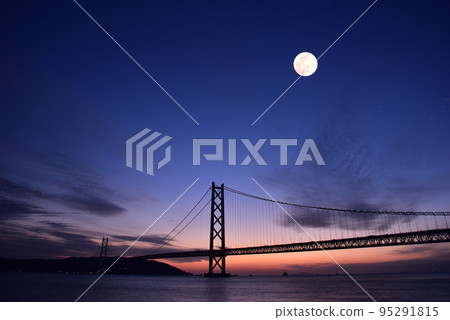 Evening and night view of Akashi Kaikyo Bridge from Maiko Park in Tarumi Ward, Kobe City Evening and night view of Akashi Kaikyo Bridge from Maiko Park in Tarumi Ward, Kobe City 95291815