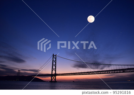 Evening and night view of Akashi Kaikyo Bridge from Maiko Park in Tarumi Ward, Kobe City Evening and night view of Akashi Kaikyo Bridge from Maiko Park in Tarumi Ward, Kobe City 95291816