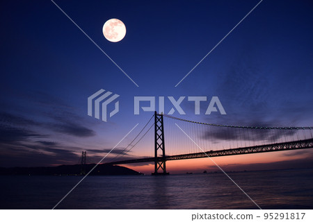Evening and night view of Akashi Kaikyo Bridge from Maiko Park in Tarumi Ward, Kobe City 95291817