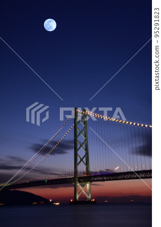 Evening and night view of Akashi Kaikyo Bridge from Maiko Park in Tarumi Ward, Kobe City 95291823