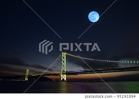 Evening and night view of Akashi Kaikyo Bridge from Maiko Park in Tarumi Ward, Kobe City 95291894
