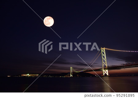 Evening and night view of Akashi Kaikyo Bridge from Maiko Park in Tarumi Ward, Kobe City 95291895