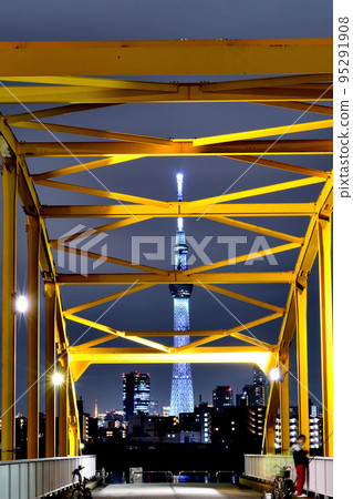 從東四木避難橋看東京晴空塔的黃拱橋夜景 95291908
