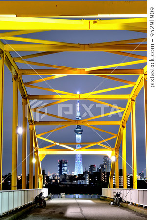 從東四木避難橋看東京晴空塔的黃拱橋夜景 95291909