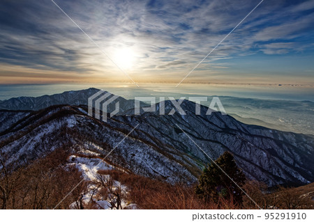 從山上看到的大山、表根山和湘南的日出和大海 95291910