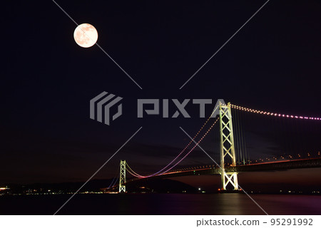 Evening and night view of Akashi Kaikyo Bridge from Maiko Park in Tarumi Ward, Kobe City Evening and night view of Akashi Kaikyo Bridge from Maiko Park in Tarumi Ward, Kobe City 95291992