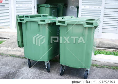 Bag with garbage and rubbish bin 95292103