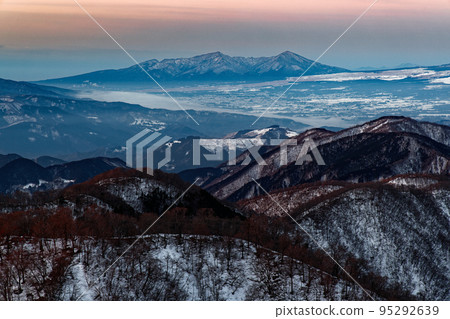 冬天從洞嶽山看到的鍋尻山脊和足鷹山 95292639
