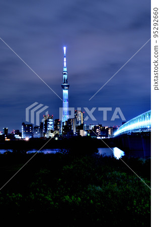 從荒川銀行看到的東京天空樹的城市夜景 95292660
