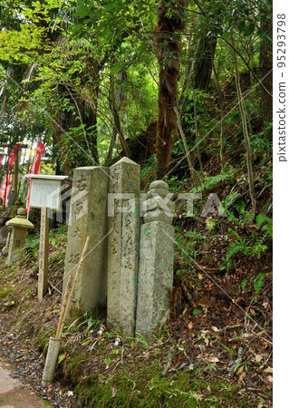Koya Pilgrimage Route/Kyo-Osaka Road (Ichiri-ishi and other stones are collected) [Koya-cho, Ito-gun, Wakayama Prefecture] 95293798