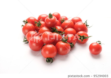大量帶有水滴的迷你西紅柿在白色背景中閃閃發光 大量帶有水滴的迷你西紅柿在白色背景中閃閃發光 95294003