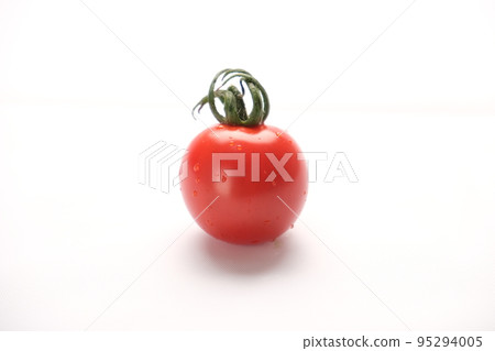 新鮮的櫻桃番茄在白色背景中閃閃發光 新鮮的櫻桃番茄在白色背景中閃閃發光 95294005