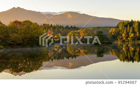 Morning glow on Mt. Chokai, A quiet morning at Ogata Pond, Akita Prefecture Morning glow on Mt. Chokai, A quiet morning at Ogata Pond, Akita Prefecture 95294087