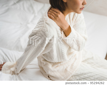 肩膀 堅挺的肩膀 挺直的脖子 95294262