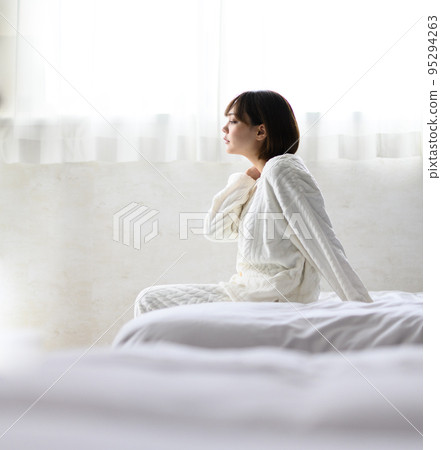 堅挺的肩膀 挺直的脖子 肩部疼痛 95294263