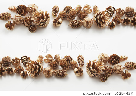 松果和堅果漆成金色 95294437