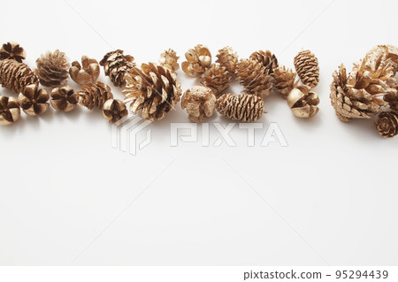 松果和堅果漆成金色 松果和堅果漆成金色 95294439