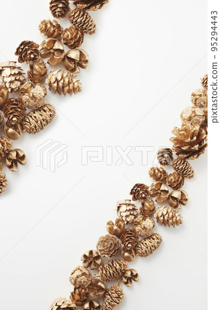 Pine cones and nuts painted gold Pine cones and nuts painted gold 95294443
