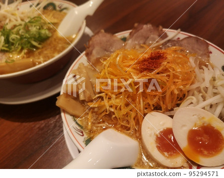 Spicy green onion ramen Spicy green onion ramen 95294571