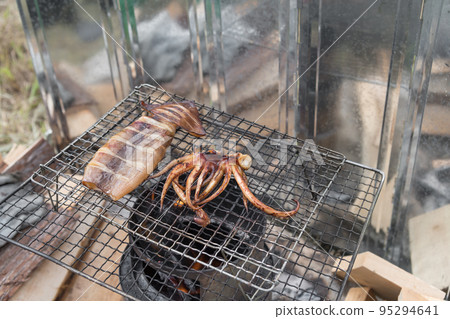 [在中津川河床上露營，用餘燼烤魷魚] 95294641