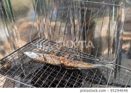 [在中津川河床露營，用餘燼鹽烤秋刀魚] 95294646
