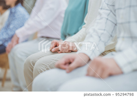 手 手邊 手上 95294798