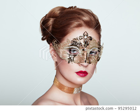 Beautiful woman in venetian masquerade mask 95295012