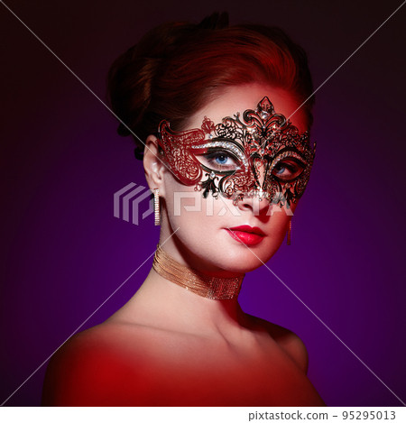 Beautiful woman in venetian masquerade mask Beautiful woman in venetian masquerade mask 95295013