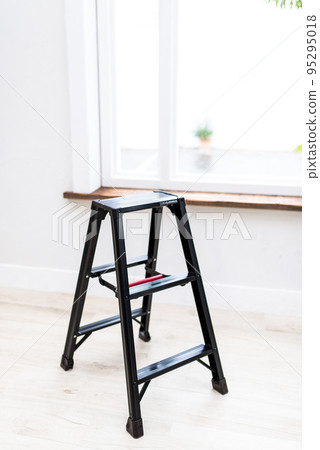 折梯 梯子 人 95295018