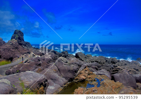 Shikoku・Cape Muroto・Cape Muroto Promenade・Bishago-Iwa seen over rocks burnt by magma・Southern scenery・Muroto Cape Town, Kochi Prefecture 95295539