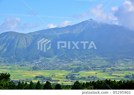 早晨的南阿蘇村風景、南阿蘇火山口風景、烏木岳、九重阿蘇國立公園 早晨的南阿蘇村風景、南阿蘇火山口風景、烏木岳、九重阿蘇國立公園 95295902