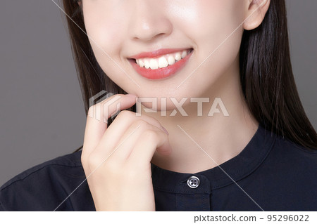 Woman showing bright white teeth 95296022
