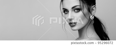 Portrait beautiful woman with jewelry Portrait beautiful woman with jewelry 95296072