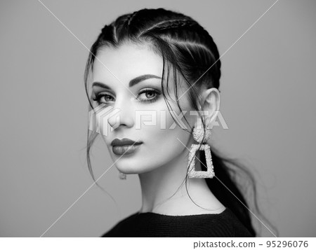 Portrait beautiful woman with jewelry Portrait beautiful woman with jewelry 95296076