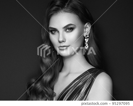 Portrait beautiful woman with jewelry Portrait beautiful woman with jewelry 95297095