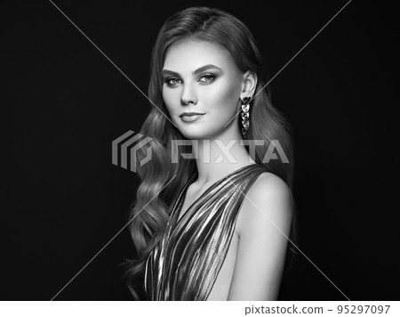 Portrait beautiful woman with jewelry Portrait beautiful woman with jewelry 95297097