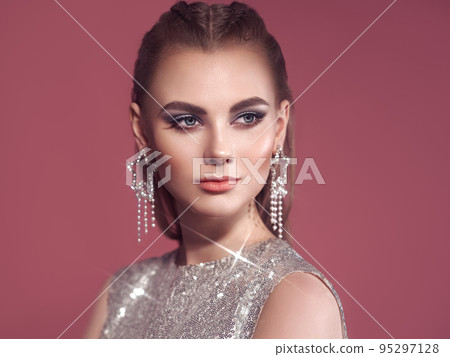 Portrait beautiful woman with jewelry Portrait beautiful woman with jewelry 95297128