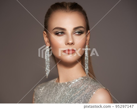 Portrait beautiful woman with jewelry Portrait beautiful woman with jewelry 95297147