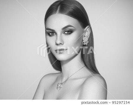 Brunette woman with long shiny smooth hair 95297154