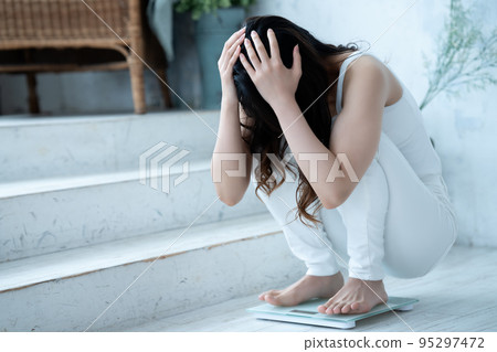 一個稱重而震驚的年輕女子 95297472