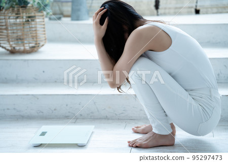 A young woman who weighs and is shocked 95297473